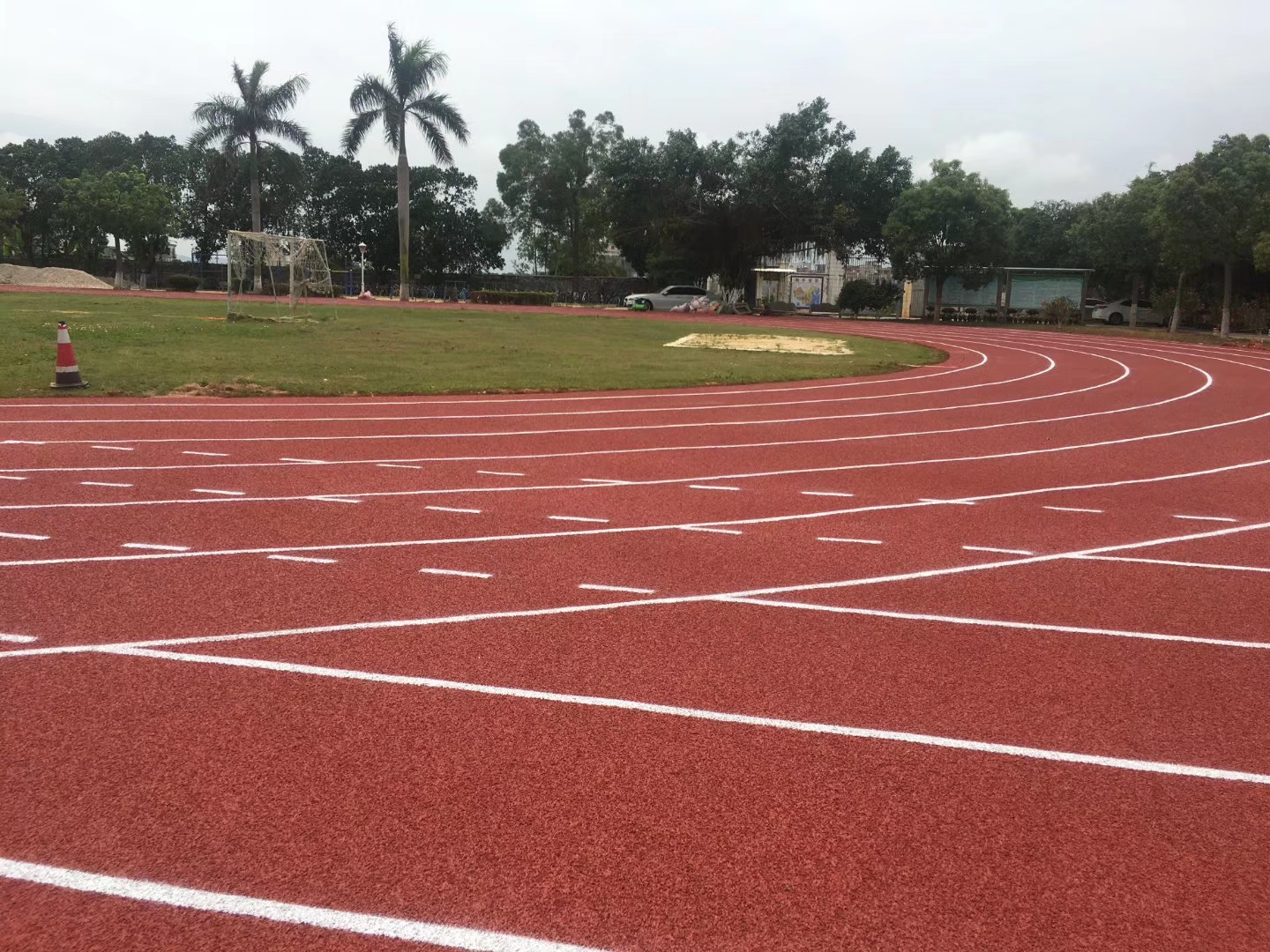 中小学校园塑胶跑道新国标实施 对18种有害物质做出强制规定